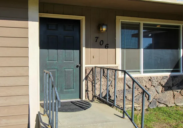 Photo 2 of Single family home for sale at 706 W 45th Place, Kennewick, WA 99337 | MLS# PAC297282 | Listing updated on 2026-10-21