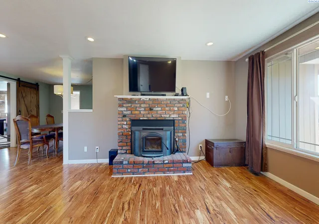 Photo 4 of Single family home for sale at 706 W 45th Place, Kennewick, WA 99337 | MLS# PAC297282 | Listing updated on 2026-10-21
