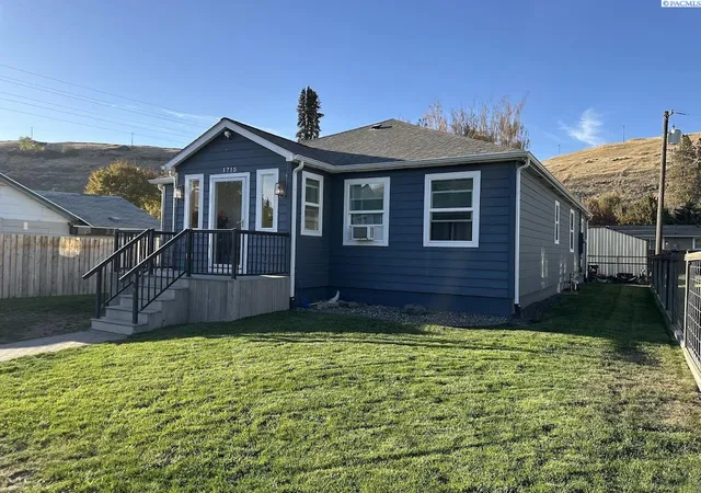 Photo 1 of Single family home for sale at 1715 N Cedar St, Colfax, WA 99111 | MLS# PAC297288 | Listing updated on 2026-10-20