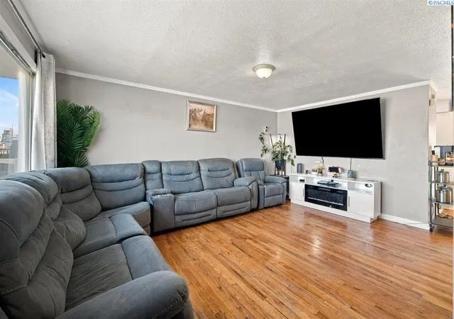 Photo 2 of Single family home for sale at 333 W 10th Avenue, Kennewick, WA 99336 | MLS# PAC297301 | Listing updated on 2026-10-21