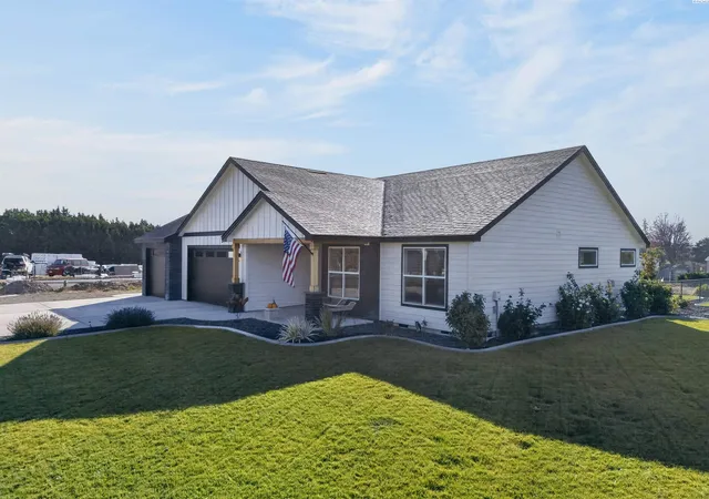 Photo 3 of Single family home for sale at 8040 Olin Ct, Pasco, WA 99301 | MLS# PAC297312 | Listing updated on 2026-10-21