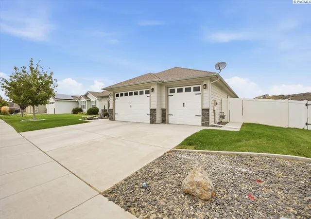 Photo 1 of Single family home for sale at 7068 W 31st Place, Kennewick, WA 99338 | MLS# PAC297313 | Listing updated on 2026-10-22