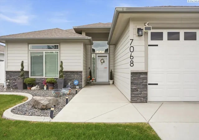 Photo 2 of Single family home for sale at 7068 W 31st Place, Kennewick, WA 99338 | MLS# PAC297313 | Listing updated on 2026-10-22