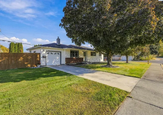 Single family home for sale at 2021 S Fruitland St, Kennewick, WA 99337 | MLS# PAC297320