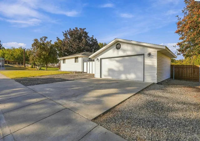 Photo 1 of Single family home for sale at 2021 S Fruitland St, Kennewick, WA 99337 | MLS# PAC297320 | Listing updated on 2026-10-22