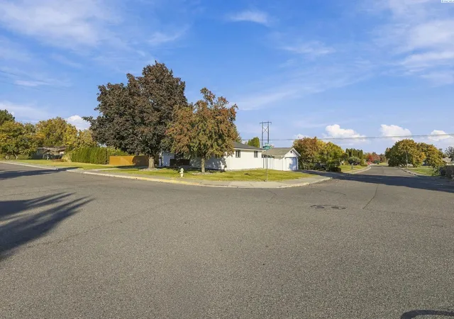 Photo 2 of Single family home for sale at 2021 S Fruitland St, Kennewick, WA 99337 | MLS# PAC297320 | Listing updated on 2026-10-22