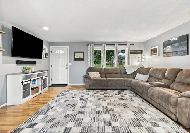 Photo 3 of Single family home for sale at 2021 S Fruitland St, Kennewick, WA 99337 | MLS# PAC297320 | Listing updated on 2026-10-22