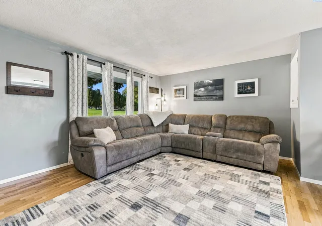 Photo 4 of Single family home for sale at 2021 S Fruitland St, Kennewick, WA 99337 | MLS# PAC297320 | Listing updated on 2026-10-22