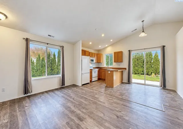 Photo 3 of Sale Pending at 2507 Parkview Blvd, Pasco, WA 99301 | MLS# PAC297328 | Listing updated on 2026-10-25