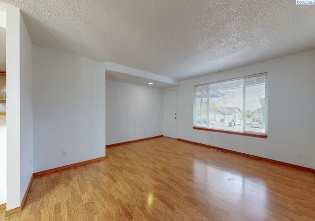 Photo 4 of Single family home for sale at 1013 W 14th Avenue, Kennewick, WA 99337 | MLS# PAC297337 | Listing updated on 2026-10-22
