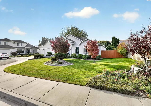 Photo 3 of Single family home for sale at 2901 W 39th Court, Kennewick, WA 99337 | MLS# PAC297356 | Listing updated on 2026-10-23