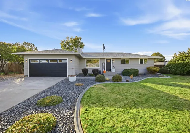 Single family home for sale at 500 S Cleveland St, Kennewick, WA 99336 | MLS# PAC297361