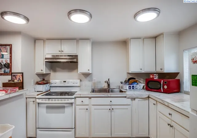 Single family home for sale at 417 Winslow Ave, Richland, WA 99352 | MLS# PAC297363