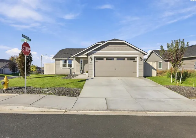 Photo 1 of Single family home for sale at 700 Regina Pl, Grandview, WA 98930 | MLS# PAC297365 | Listing updated on 2026-10-22