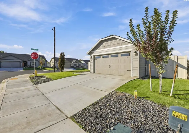 Photo 3 of Single family home for sale at 700 Regina Pl, Grandview, WA 98930 | MLS# PAC297365 | Listing updated on 2026-10-22