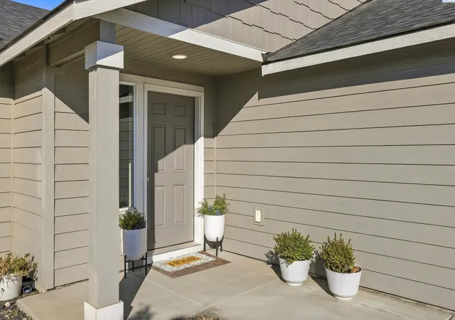 Photo 3 of Single family home for sale at 700 Regina Pl, Grandview, WA 98930 | MLS# PAC297365 | Listing updated on 2026-10-23