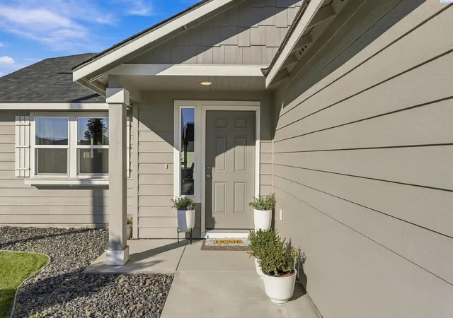 Photo 4 of Single family home for sale at 700 Regina Pl, Grandview, WA 98930 | MLS# PAC297365 | Listing updated on 2026-10-23