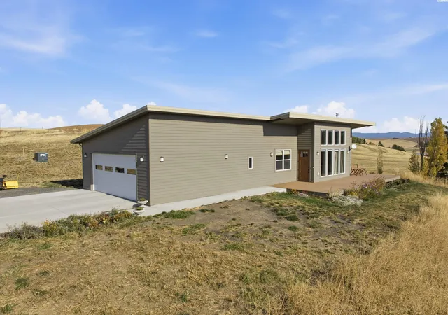 Single family home for sale at 915 Brown Rd, Pullman, WA 99163 | MLS# PAC297368