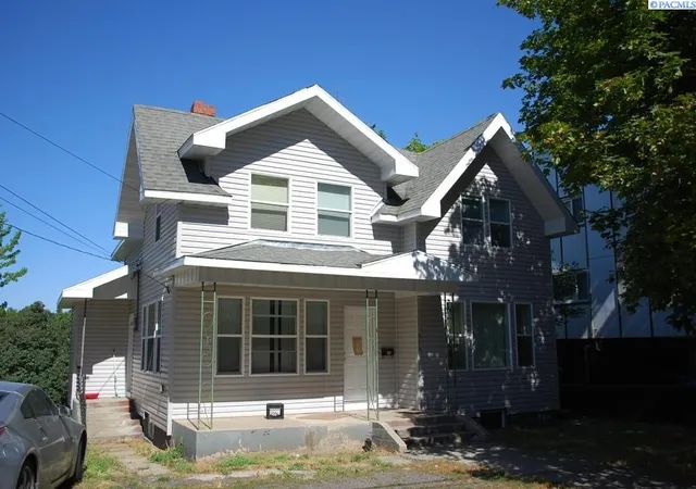 Single family home for sale at 513-515 NE Kamiaken St, Pullman, WA 99163 | MLS# PAC297379
