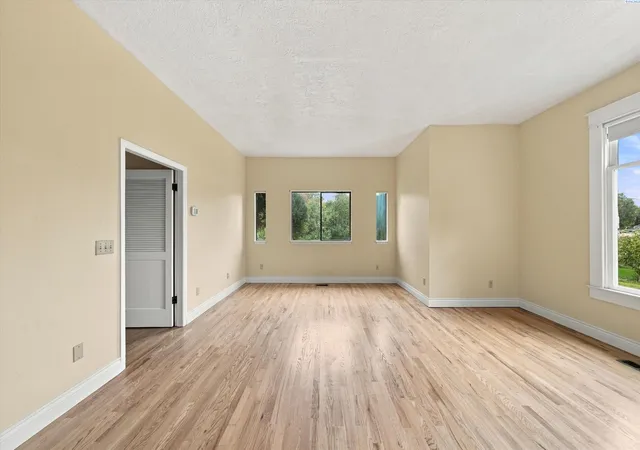 Photo 3 of Single family home for sale at 831 Guernsey St, Prosser, WA 99350 | MLS# PAC297380 | Listing updated on 2026-10-23