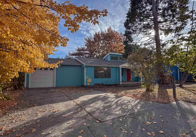 Single family home for sale at 325 NW Dillon St, Pullman, WA 99163 | MLS# PAC297382