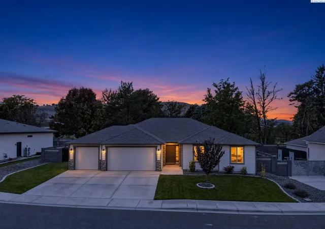 Single family home for sale at 1629 Livorno Ave, Richland, WA 99352 | MLS# PAC297386