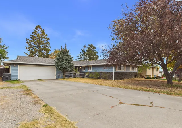 Photo 1 of Single family home for sale at 1208 W 16th Place, Kennewick, WA 99337 | MLS# PAC297394 | Listing updated on 2026-10-25
