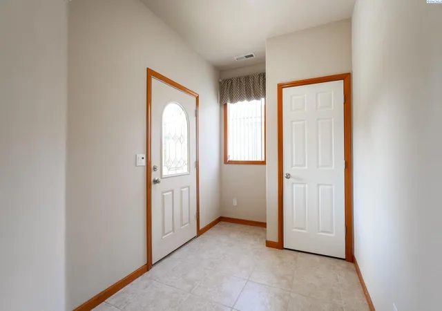 Photo 3 of Townhouse for sale at 3578 Waterford St, Richland, WA 99352 | MLS# PAC297410 | Listing updated on 2026-10-27