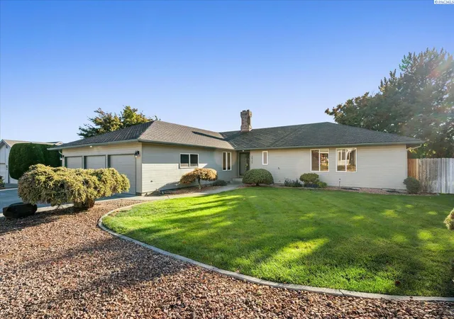 Single family home for sale at 2925 S Ledbetter Pl, Kennewick, WA 99337 | MLS# PAC297436