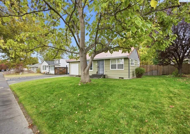 Photo 2 of Single family home for sale at 1925 W 3rd Avenue, Kennewick, WA 99336 | MLS# PAC297443 | Listing updated on 2026-10-28