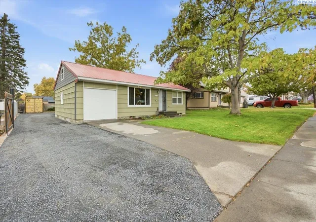 Photo 3 of Single family home for sale at 1925 W 3rd Avenue, Kennewick, WA 99336 | MLS# PAC297443 | Listing updated on 2026-10-28