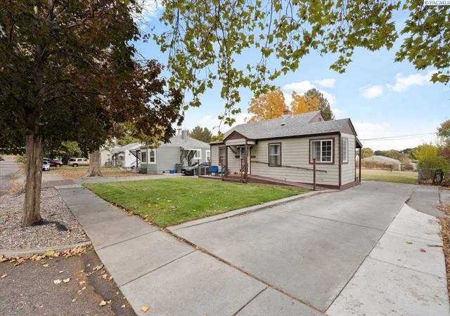 Photo 2 of Single family home for sale at 911 S Alder, Kennewick, WA 99336 | MLS# PAC297446 | Listing updated on 2026-10-28