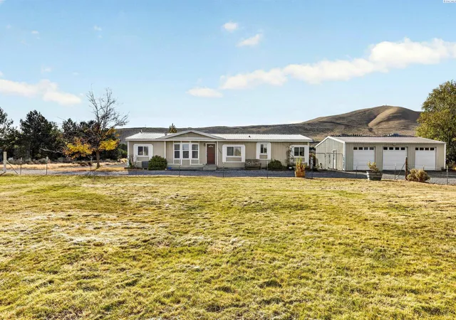 Manufactured home for sale at 42605 E Red Mountain Rd, Benton City, WA 99320 | MLS# PAC297451