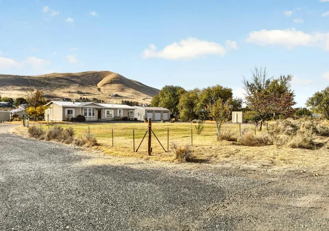 Photo 2 of Manufactured home for sale at 42605 E Red Mountain Rd, Benton City, WA 99320 | MLS# PAC297451 | Listing updated on 2026-10-28