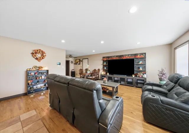 Photo 1 of Single family home for sale at 645 E Ash Pl, Othello, WA 99344 | MLS# PAC297474 | Listing updated on 2026-10-29