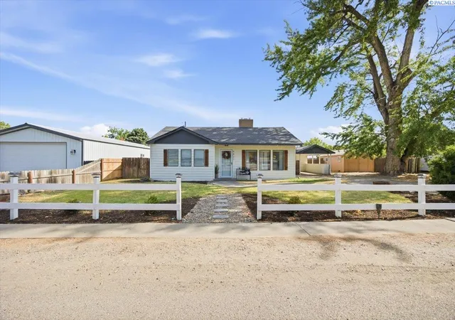 Homes for sale in Kennewick, WA | 4421 W 9th Ave, Kennewick, WA 99336 | MLS# 294517