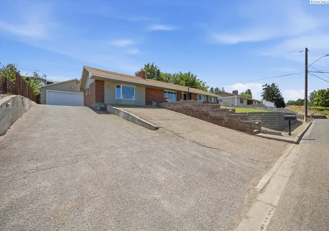 Homes for sale in Sunnyside, WA | 933 Vine Ave, Sunnyside, WA 98944 | MLS# 294310