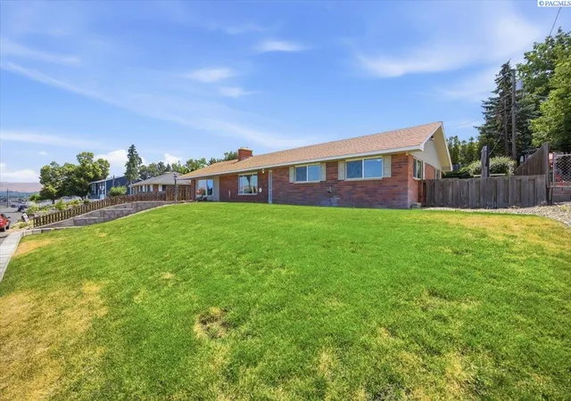Homes for sale in Sunnyside, WA | 933 Vine Ave, Sunnyside, WA 98944 | MLS# 294310