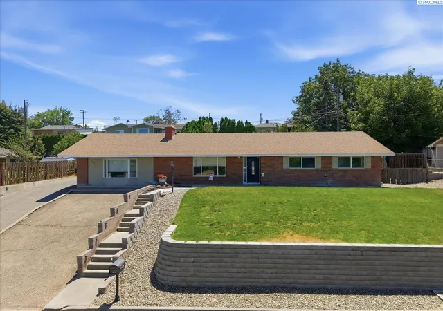 Homes for sale in Sunnyside, WA | 933 Vine Ave, Sunnyside, WA 98944 | MLS# 294310