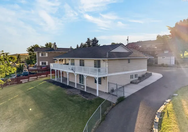 1st image of 934 W Riverside Ave, Sunnyside, WA 98944 | MLS# 294250