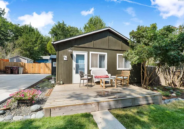 Photo 1 of Single family home for sale at 615 Se Side St, Pullman, WA 99163 | MLS# 295576 | Listing updated on 2026-09-11