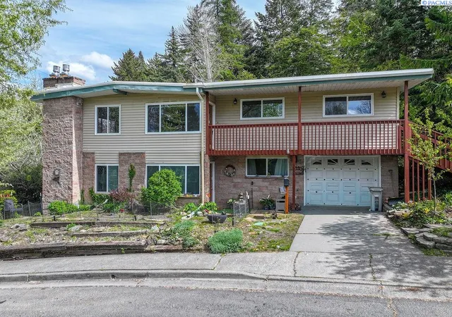 Homes for sale in Pullman, WA | 1280 Ne Hillside Dr, Pullman, WA 99163 | MLS# 292591