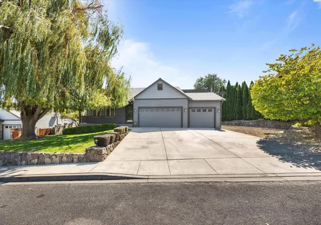Photo 1 of Single family home for sale at 215 W 53rd, Kennewick, WA 99337 | MLS# 296037 | Listing updated on 2026-09-16