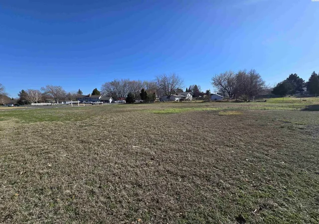 Photo 3 of Sale Pending at 800 S Jefferson, Kennewick, WA 99336 | MLS# 282020 | Listing updated on 2026-09-08