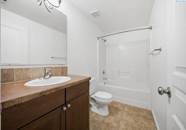 Photo 3 of Single family home for sale at 7821 W 6th Avenue, Kennewick, WA 99336 | MLS# 294797 | Listing updated on 2026-09-15