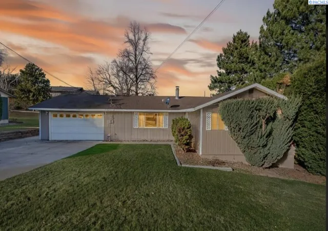 Homes for sale in Sunnyside, WA | 833 Taylor St, Sunnyside, WA 98944 | MLS# 289741
