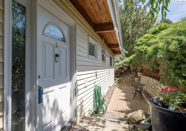 2nd image of 1640 Ne Upper Dr, Pullman, WA 99163 | MLS# 294179
