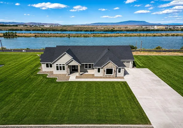 Homes for sale in Pasco, WA | 161 Riviera Dr, Pasco, WA 99301 | MLS# 293027