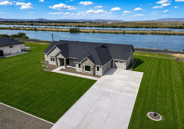 Homes for sale in Pasco, WA | 161 Riviera Dr, Pasco, WA 99301 | MLS# 293027