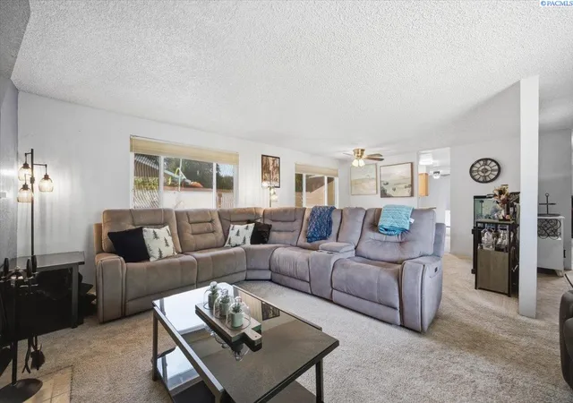 Homes for sale in Kennewick, WA | 910 W Park Hills Dr, Kennewick, WA 99337 | MLS# 294287